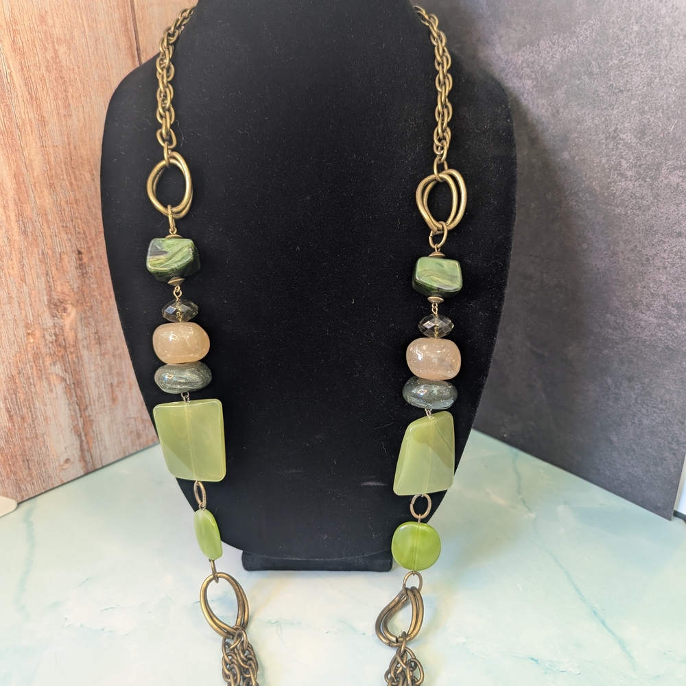 Avon Elegant Green and Gold Necklace